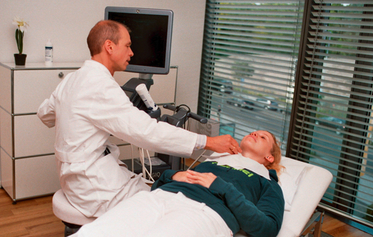 Schilddrüse Arzt in Bonn bei der Behandlung einer Patientin